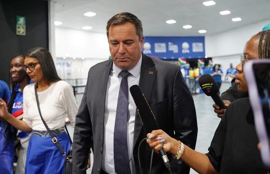outgoing-da-leader-john-steenhuisen-assures:-“i’m-leaving-the-da-strong-and-united”