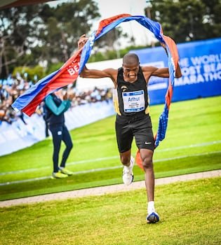 bow-down-to-arthur-jantjies:-the-new-king-of-the-two-oceans-marathon!
