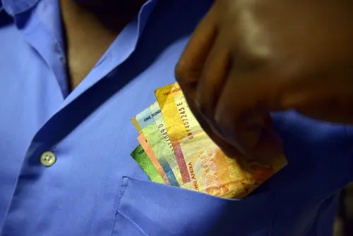 mpumalanga-traffic-officers-caught-in-shocking-bribery-sting-operation!